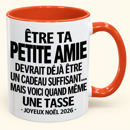 Être ta petite amie est déjà un cadeau suffisant – Mug bicolore humoristique – Cadeau de Noël 2026 (SKU2610-267) MUGFR