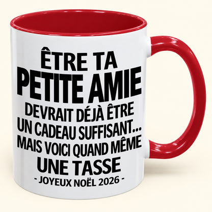Être ta petite amie est déjà un cadeau suffisant – Mug bicolore humoristique – Cadeau de Noël 2026 (SKU2610-267) MUGFR