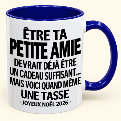 Être ta petite amie est déjà un cadeau suffisant – Mug bicolore humoristique – Cadeau de Noël 2026 (SKU2610-267) MUGFR
